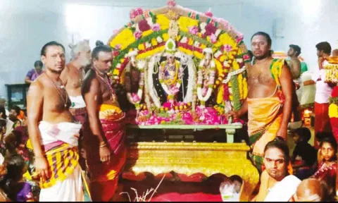 சிவன்மலையில் முருகப்பெருமான் வள்ளி தெய்வானையுடன் காட்சி அளித்தபோது எடுத்தபடம். 