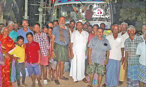 தனியார் பஸ்சை சிறை பிடித்து பொதுமக்கள் போராட்டம் நடத்திய காட்சி. 