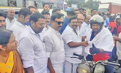 புதுவை வந்த தி.மு.க. இளைஞரணி இரு சக்கர வாகன பேரணியை எதிர்கட்சித்தலைவர் சிவா வரவேற்ற போது எடுத்த படம்.