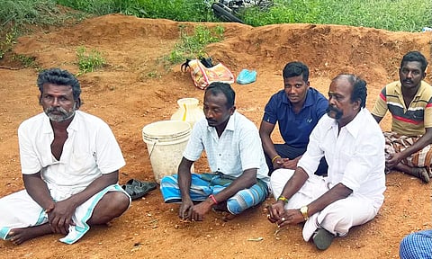 கைது செய்யப்பட்டவர்களை படத்தில் காணலாம்.
