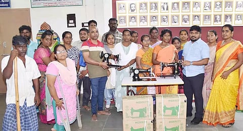 மாற்றுத்திறனாளி பயனாளிகளுக்கு இலவச தையல் எந்திரங்களை கலெக்டர் ஜெயசீலன் வழங்கினார்.