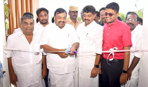 புதிய அரசு பள்ளி கட்டிடத்தை அமைச்சர் ராஜகண்ணப்பன் திறந்து வைத்தபோது எடுத்த படம். அருகில் மாவட்ட கலெக்டர் விஷ்ணுசந்திரன், முத்துராமலிங்கம் எம்.எல்.ஏ. மற்றும் பலர் உள்ளனர்.