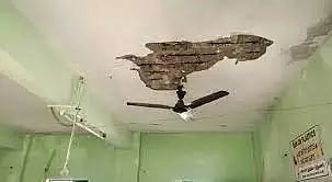 அரசு பள்ளி கட்டிட மேற்கூரை பெயர்ந்து விழுந்தது