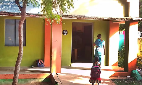 பாதுகாப்பு இல்லாத நிலையில் செயல்படும் அரசு தொடக்கப்பள்ளி.
