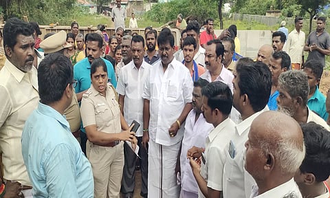 கடலூர் குப்பன்குளம் செல்லும் பாதையை அடைத்த ெரயில்வே நிர்வாக அதிகாரியிடம் தி.மு.க. மாநகர செயலாளர் ராஜா தலைமையில் பொதுமக்கள் பேச்சுவார்த்தை நடத்தினர்.