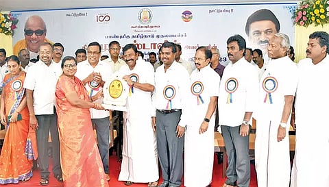 சேலத்தில் நடைபெற்ற கூட்டுறவு வார விழாவில் அமைச்சர் கே.என்.நேரு சிறந்த கூட்டுறவு சங்கங்களுக்கு பாராட்டு கேடயங்களை வழங்கிய காட்சி. அருகில் கலெக்டர் கார்மேகம், மேயர் ராமசந்திரன், பார்த்திபன் எம்.பி., எம்.எல்.ஏ.க்கள் ராஜேந்திரன், அருள், சதாசிவம், துணை மேயர் சாரதா தேவி, மாநகராட்சி கமிஷனர் பாலசந்தர், மத்திய கூட்டுறவு வங்கி மேலாண்மை இயக்குனர் மீராபாய், கூட்டுறவு சங்கங்களின் இணை பதிவாளர் ரவிக்குமார் மற்றும் பலர் உள்ளனர்.