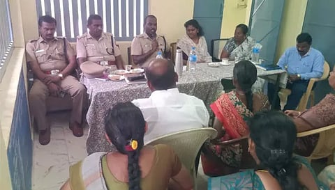 ஆனங்கூரில் மாவட்ட போலீஸ் சூப்பிரண்டு ராஜேஷ் கண்ணன் தலைமையில் விழிப்புணர்வு கூட்டம் நடைபெற்ற போது எடுத்த படம்.