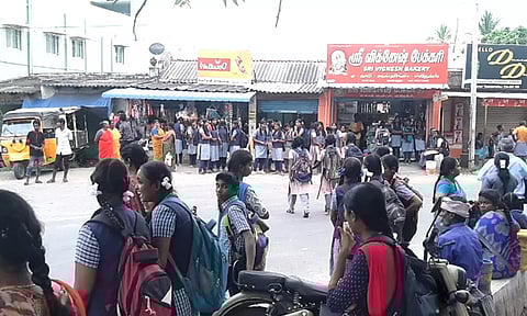 தொண்டாமுத்தூர், போளுவாம்பட்டி, நரசிபுரம் பகுதியில் குறித்த நேரத்தில் பஸ்கள் வராததால் மாணவர்கள் அவதி