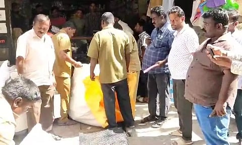 கடைகளில் தடை செய்யப்பட்ட பிளாஸ்டிக் பொருட்கள் பறிமுதல்