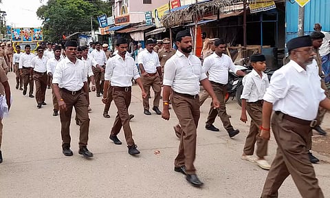 ஆர்.எஸ்.எஸ். ஊர்வலத்தில் சீருடையுடன் அணிவகுத்து சென்ற தொண்டர்கள்.