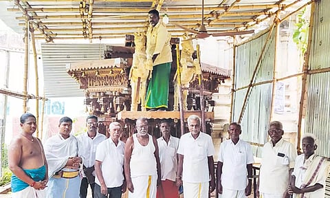 புதிய தேர் அமைக்கும் பணி நடந்து வருகிறது.