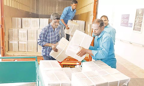 பேப்பர் ரோல் அடங்கிய பெட்டிகள் கலெக்டர் அலுவலகத்தில் இறக்கி வைக்கும் பணி நடந்தது.