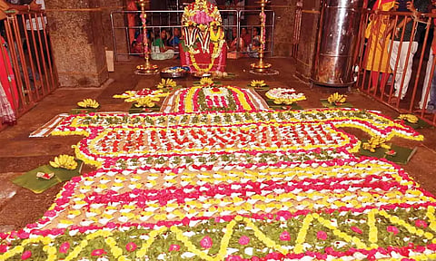 புனிதநீர் நிரப்பப்பட்ட சங்குகள் சிவலிங்க வடிவில் அடுக்கி வைக்கப்பட்டிருந்தது.