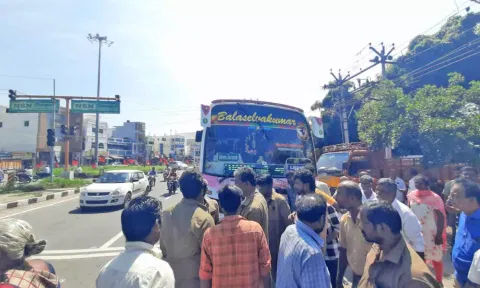 சிறை பிடிக்கப்பட்ட தனியார் பஸ்சை படத்தில் காணலாம். 