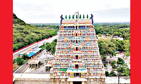 கும்பாபிஷேகம் நடைபெற உள்ள ராஜகோபுரம்.