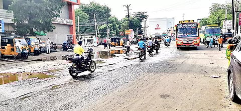 ராஜபாளையம் காந்தி சிலை ரவுண்டானா பகுதியில் போக்குவரத்துக்கு லாயக்கற்ற நிலை யில் மாறியிருக்கும் குண்டும், குழியும், சேறும், சகதியுமாக மாறியுள்ள சாலையில் சிரமங்க ளுடன் கடந்து செல்லும் வாகனங்களை படத்தில் காணலாம்.