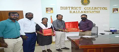 கலெக்டர் ஷ்ரவன் குமாரிடம் டாக்டர் ராஜா மற்றும் தேன் மொழி ஆகியோர் கேடயம், பாராட்டு சான்றிதழ்களை காண்பித்து வாழ்த்து பெற்ற காட்சி.