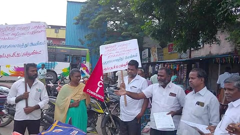 அடிப்படை வசதிகளை நிறைவேற்ற கோரி கையெழுத்து இயக்கம் நடந்த போது எடுத்த படம்.