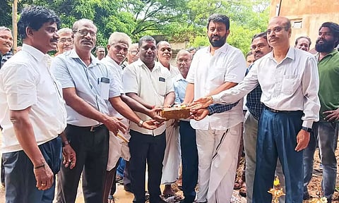 கிராம நிர்வாக அலுவலகம் கட்ட செந்தில்குமார் எம்.எல்.ஏ. பூமி பூஜை செய்து தொடங்கி வைத்த காட்சி.