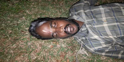 லையில் வெட்டு காயத்துடன் மர்மமான முறையில் இறந்து கிடக்கும் கொளஞ்சியப்பன்.