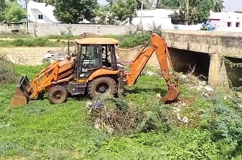 உடன்குடி வட்டார பகுதியில் குளம்-குட்டைகளை நிரப்ப சொந்த செலவில் பணிகளை செய்யும் விவசாயிகள்