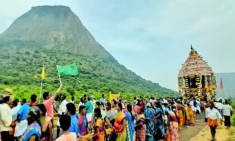 வள்ளியூர் சூட்டுப்பொத்தையில் இன்று காலை கிரிவல தேரோட்டம் நடைபெற்ற போது எடுத்த படம்.