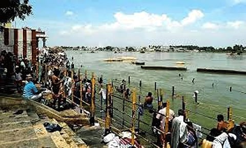 பவானி கூடுதுறையில் புனித நீராட குவியும் அய்யப்ப பக்தர்கள்