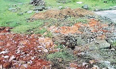 மனிதக்கழிவு கலந்ததாக கூறப்பட்ட பள்ளிக்கூட குடிநீர் தொட்டி இடித்து தரைமட்டமாக்கப்பட்ட இடத்தை காணலாம்.