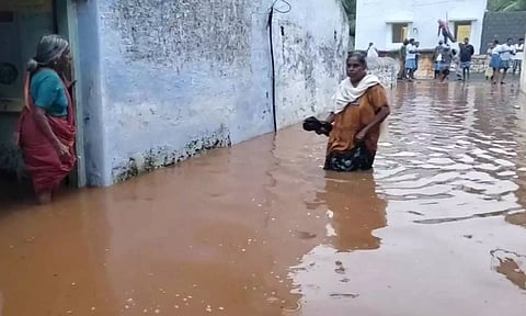 விடிய, விடிய கொட்டி தீர்த்த கனமழை: கோபிசெட்டிபாளையத்தில் 50 வீடுகளுக்குள் மழைநீர் புகுந்ததால் பரபரப்பு