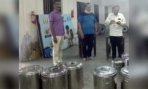 காலை உணவை சாப்பிட்டு ஆய்வு செய்த அதிகாரிகள்.