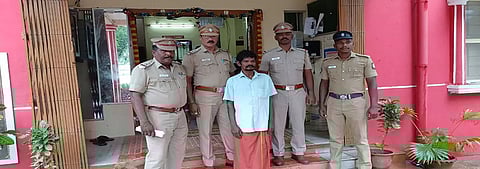 மலர் கொலை வழக்கில் கைதான கணவர் பாண்டியன் மற்றும் கைது செய்த போலீசாரை படத்தில் காணலாம்.