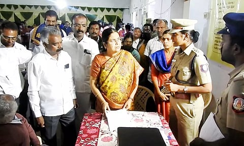முகாமினை மாவட்ட கலெக்டர் பூங்கொடி பார்வையிட்டு ஆய்வு செய்தார்.
