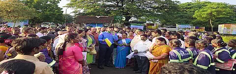 கடலூரில் கலெக்டர் அருண் தம்புராஜ் மாநகராட்சியில் துப்புரவு பணியாளர்கள் சரியான முறையில் வருகிறார்களா? என்பதனை ஆய்வு செய்து பேசினார். அருகில் மாநகராட்சி மேயர் சுந்தரி ராஜா, துணை மேயர் தாமரைச்செல்வன், ஆணையாளர் காந்திராஜ் உள்ளனர். 