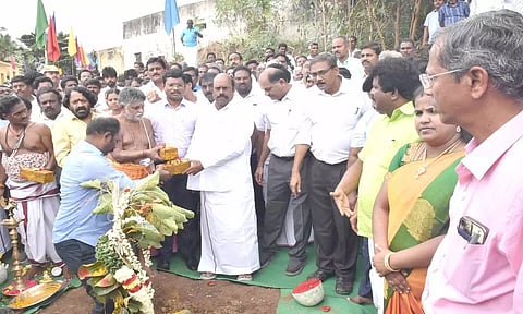 பாலம் அமைக்க அமைச்சர் எ.வ.வேலு அடிக்கல் நாட்டிய காட்சி.