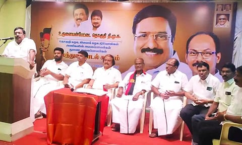 கூட்டத்தில் மாநில தி.மு.க. அமைப்பாளர் சிவா பேசிய காட்சி.