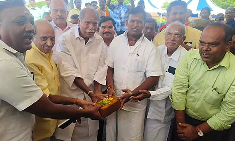 பூமி பூஜையை முதல்-அமைச்சர் ரங்கசாமி தொடங்கி வைத்தார். அருகில் அமைச்சர்கள் லட்சுமிநாராயணன், சாய்.ஜெ.சரவணன்குமார் உள்ளனர்.