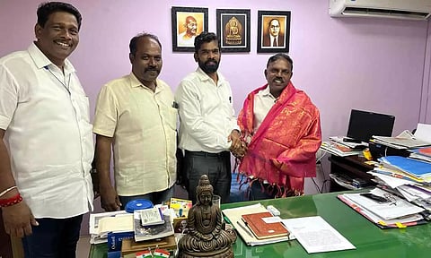 வழக்கறிஞர் சசிபாலன் தேசிய நெடுஞ்சாலைத் துறை செயற் பொறியாளர் பாலசுப்பிரமணியனை சந்தித்து மனு அளித்த காட்சி.