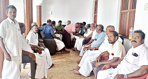 மண்டபத்தில் தி.மு.க. வார்டு செயலாளர்கள் ஆேலாசனை கூட்டம் நடைபெற்றபோது எடுத்தபடம்.