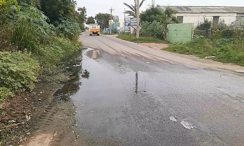 சாலையில் வழிந்தோடும் கழிவுநீரை படத்தில் காணலாம். 