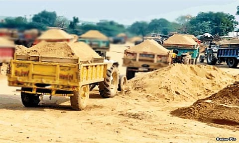டிராக்டரில் மணல் அள்ள அனுமதிக்கோரி 28-ந் தேதி முற்றுகை போராட்டம்