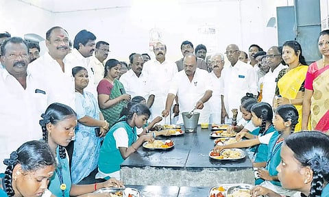 தஞ்சை மேம்பாலம் அரசு செவித்திறன் குறையுடையோர் பள்ளி மாணவர்களுக்கு மாநகர தி.மு.க. சார்பில் மதிய உணவை துைர.சந்திரசேகரன் எம்.எல்.ஏ. வழங்கினார்.