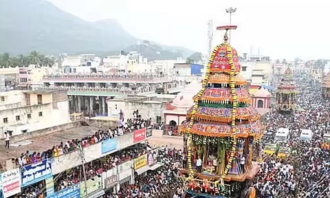 திருவண்ணாமலையில் தேரோட்டத்தின்போது பரபரப்பு- மின்சாரம் பாய்ந்து பக்தர்கள் காயம்