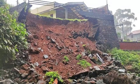 கோத்தகிரி-குன்னூரில் மழை: நிலச்சரிவால் சாலைகள் சேதம்-50 வீடுகள் இடிந்தன