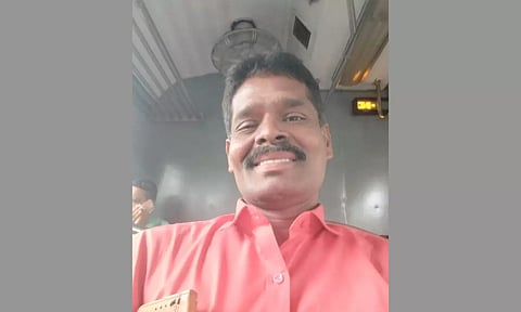 தலைமை ஆசிரியர் முருகன்.