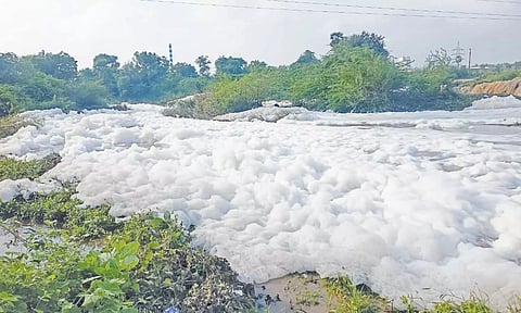 நொய்யல் ஆற்றில் பனிமலை போல் பொங்கி வழியும் நுரை