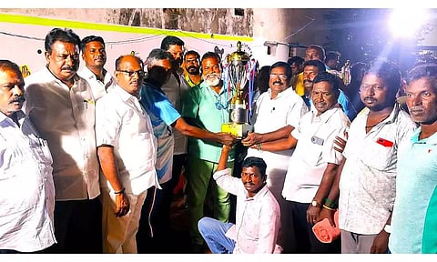 மாநில பெத்தாங் போட்டியில் வெற்றி பெற்ற அணிக்கு எதிர்கட்சி தலைவர் சிவா கேடயம் வழங்கிய காட்சி.