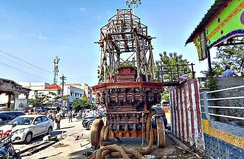 தேரோட்டத்தை முன்னிட்டு தேர் அலங்கரிப்பு பணிகள் நடைபெற்று வருகிறது.