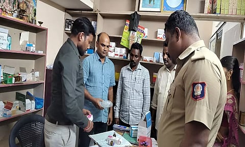 மெடிக்கலில் ஆய்வு செய்த அதிகாரிகளை படத்தில் காணலாம்.