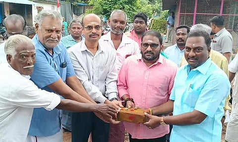 கிராம நிர்வாக அலுவலக கட்டிடம் கட்டும்பணியை அங்காளன் எம்.எல்.ஏ. தொடங்கி வைத்த காட்சி.