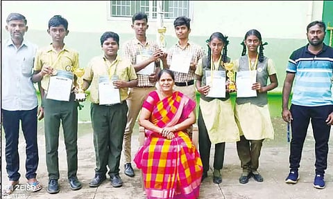 சாதனை படைத்த மாணவர்களை படத்தில் காணலாம். 